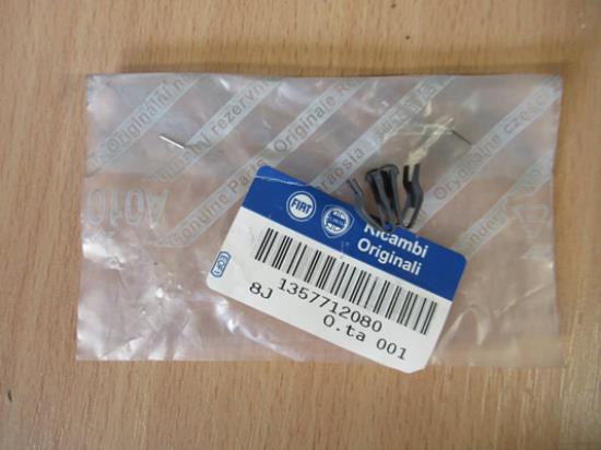 1357712080 Klem Achterklep veertje