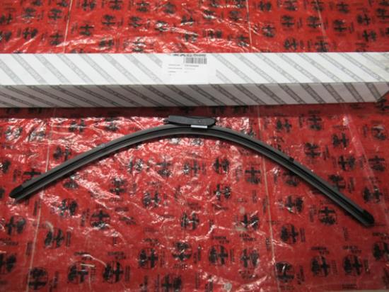 1367568080 Ruitenwisser linkerzijde