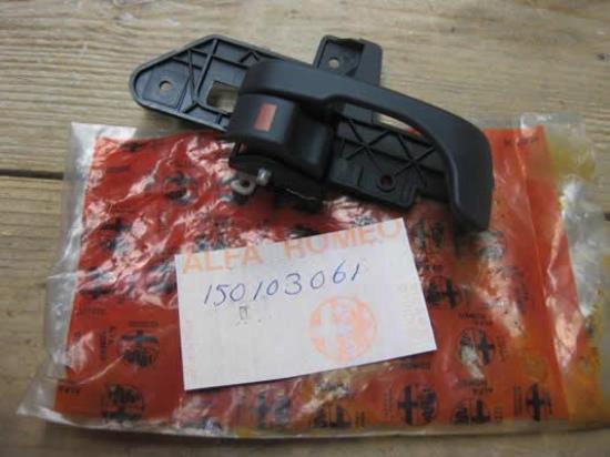 150103061 Deurgreep voorzijde rechts zwart Alfa Romeo 145 146