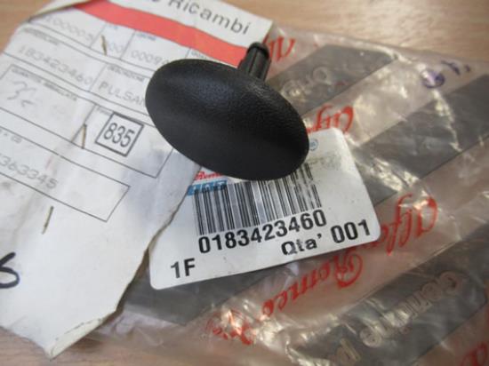 183423460 Drukknop hoofdsteun verstelling Alfa Romeo 147 GT