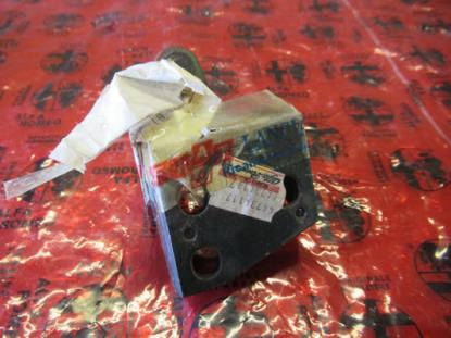 46734117 Achterbank vergrendeling rechts Alfa Romeo 145 146 Lancia Dedra Delta