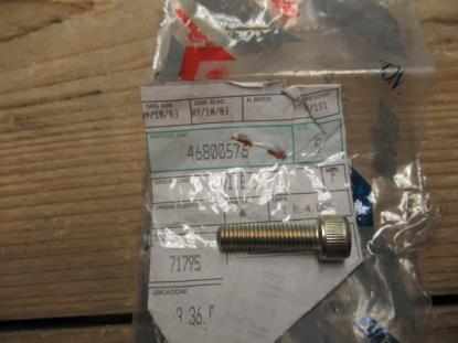 46800576 Bout bevestiging midden armsteun Alfa romeo 147