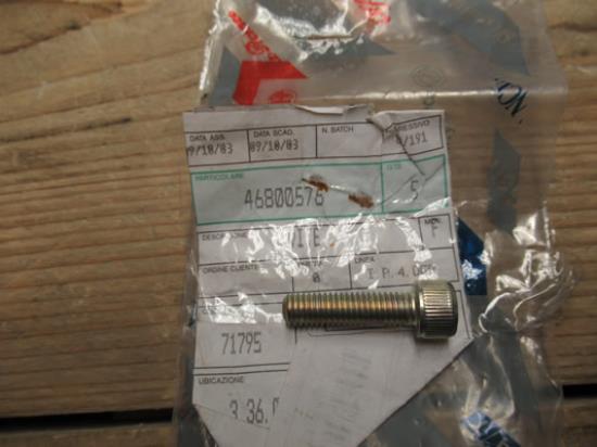 46800576 Bout bevestiging midden armsteun Alfa romeo 147