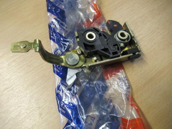 46994591 Achterbank vergrendeling rechterzijde Fiat Brava en Bravo