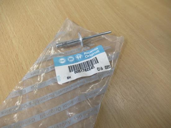 51762245 Klinknagel ruitenwissermotor