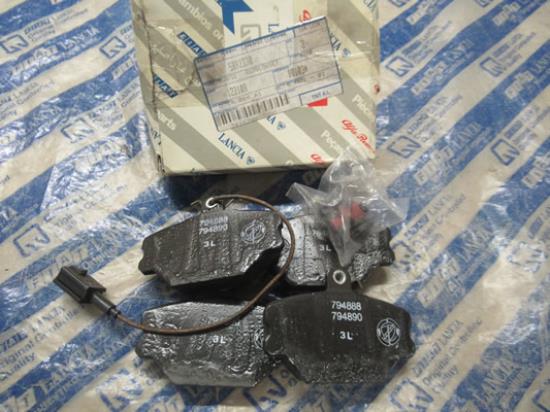 5892330 Remblokset voorzijde