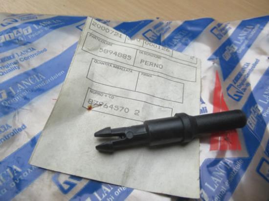 5894885 Pen hoedenplankhouder