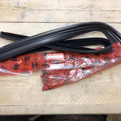 60504500 Profielrubber pakking raam portier rechts achterzijde Alfa Romeo 33