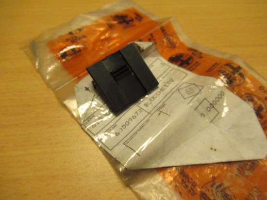 60509672 Kunststof houder onderzijde voorruit