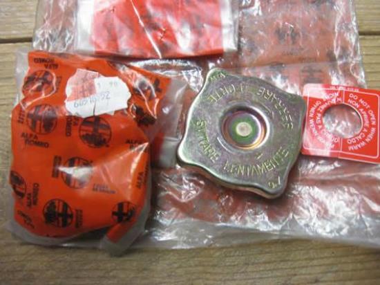 60516952 Radiator drukdop plug dop Alfa Romeo Giulia Spider Montreal Alfetta met sticker