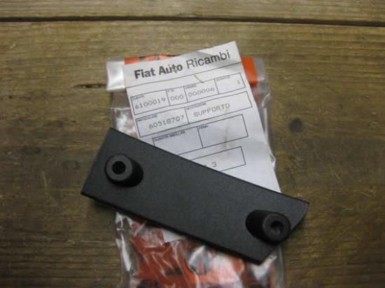 60518707 Steun bougiekabel houder Alfa Romeo 75 Spider 116-serie 115-serie