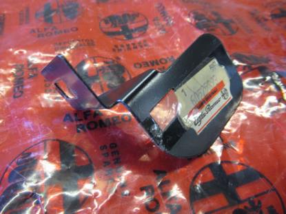 60525893 Beugel links voorzijde spatbord Alfa Romeo 33 907