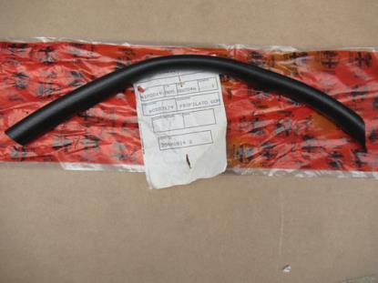 60583179 Rubber bij de radiator grill aan rechterzijde