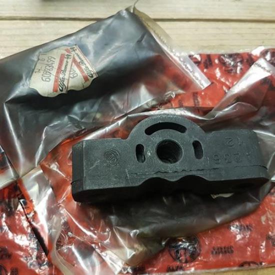 60583499 Uitlaatrubber steunrubber Alfa Romeo 164 3.0 V6 Q4