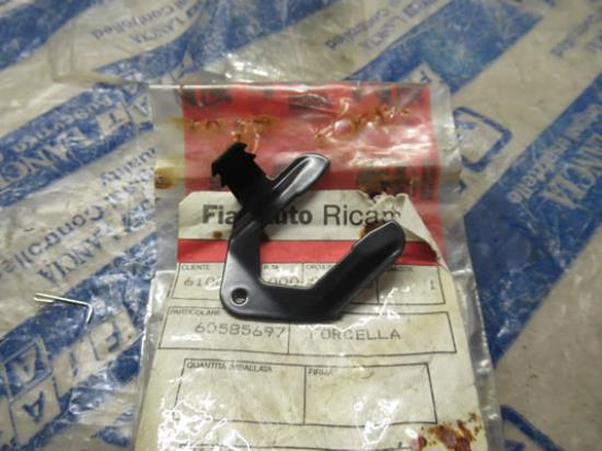 60585697 Vork houder binnenzijde portier slot cilinder rechts voorzijde alfa romeo 164