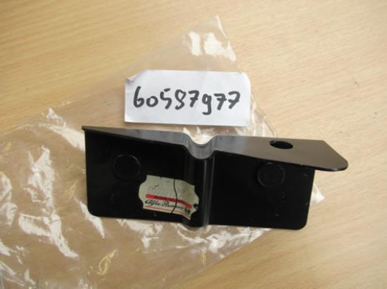 60587977 Beugel houder spatbord voorscherm links voorzijde Alfa Romeo 155 widebody