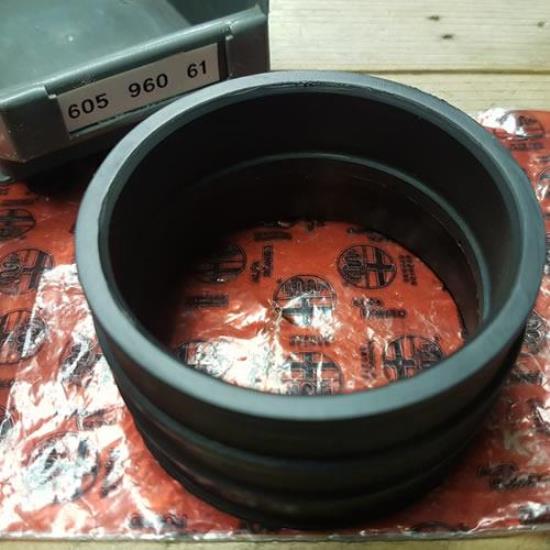 60596061 Keerring bovenop luchtfilter Alfa Romeo 156 166 GTV Spider Lancia Kappa Thesis V6