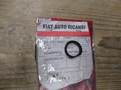 60609908 Afstandstuk zijruit