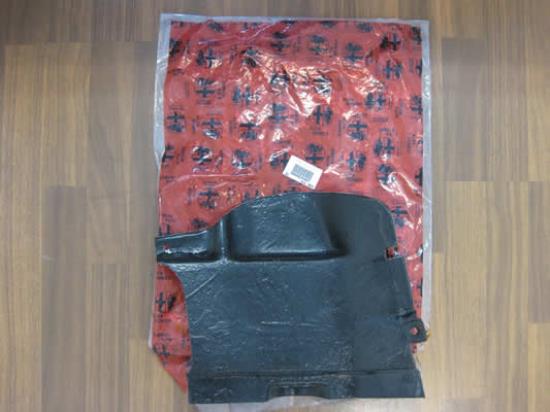 60625467 Beschermplaat rechts Alfa Romeo 145 146