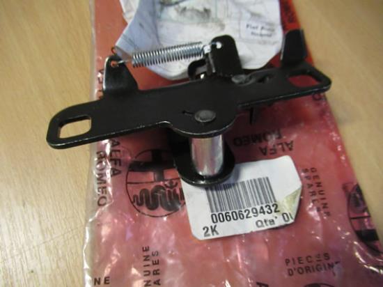 60629432 Slotvanger achterklep Alfa Romeo 145