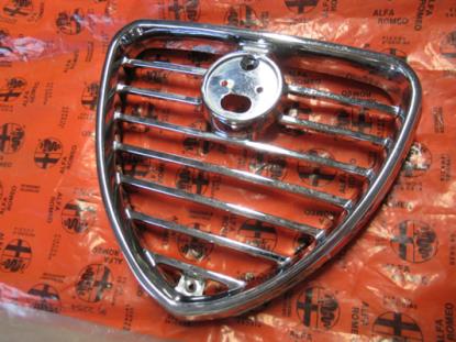 60725452 Grille sierstuk Alfa Romeo Alfetta small crack in the chrome !lager sporen!