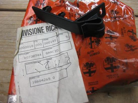 60738744 Haak rechts bevestiging hoedenplank Alfa romeo 33 905