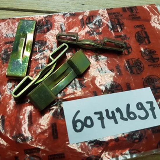 60742697 Veertje houder veer remblokken Alfa Romeo 75