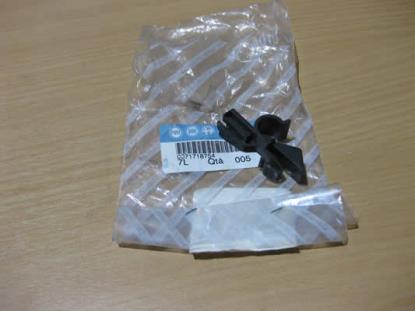 71718754 Montage clip hoedenplank rechts