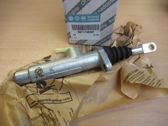 71738462 Hoofdkoppelingscilinder