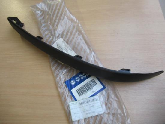 735271639 Sierlijst voorbumper rechterzijde