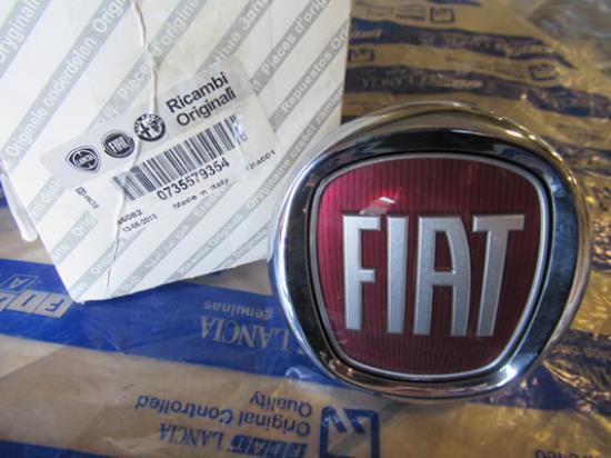 735579354 Embleem met drukknop achterzijde achterklep Fiat Bravo Punto