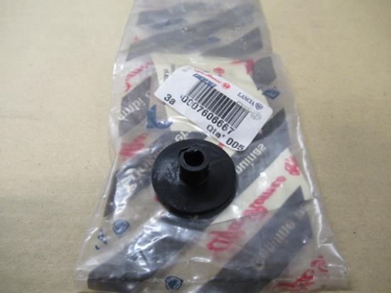 7606667 Afstandstuk radiator bevestiging