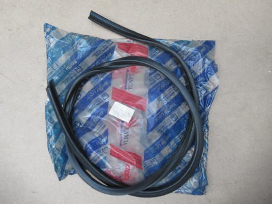 7618115 Dakrand rubber rechts