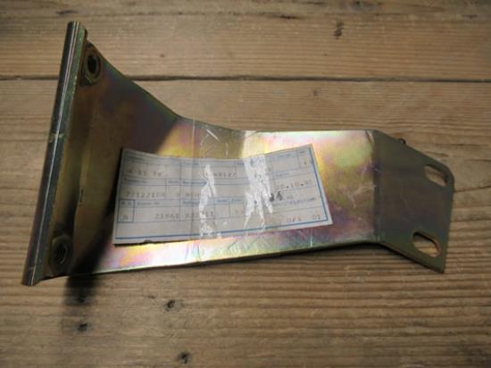 7648122 Uitlaat beugel