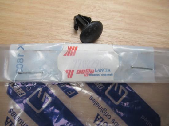 7702296 Plug hoedenplank