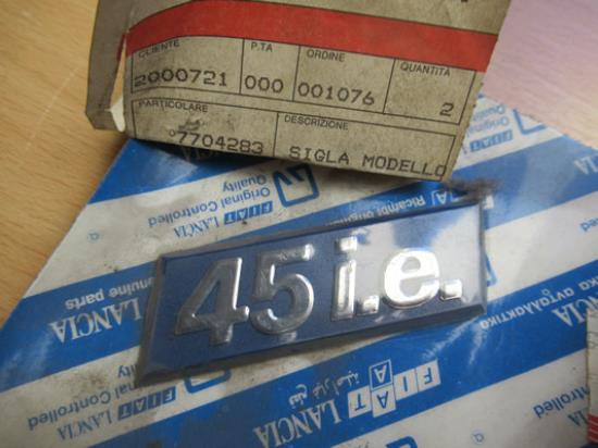 7704283 Embleem 45 i.e.