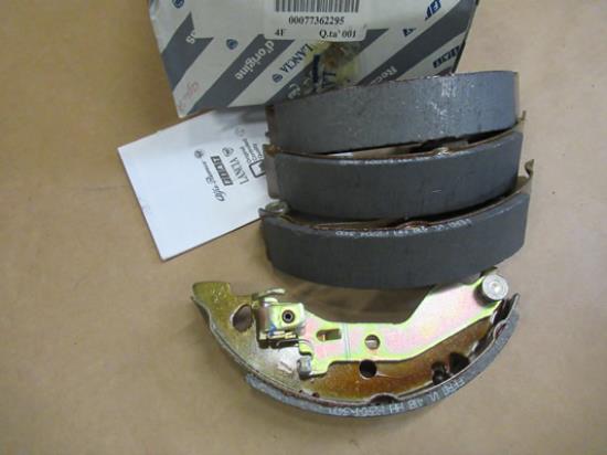 77362295 Remschoenset remmen achter