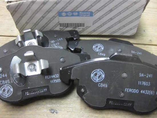 77363604 Remblokset voorzijde