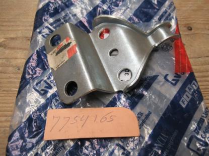 7754165 Uitlaat beugel