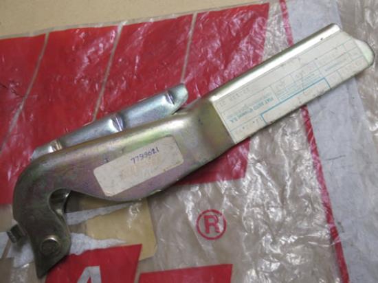 7799621 Scharnier motorkap linkerzijde