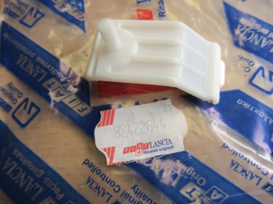 82422644 Klem motorkap