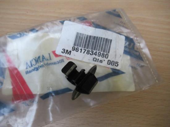 9617834980 Clip motorkaphaak