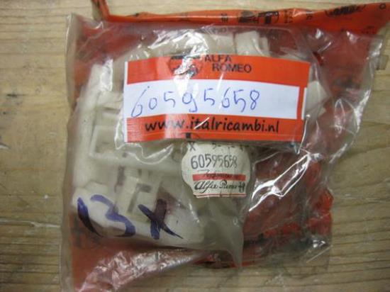 60595658 Veertje clip deurrubber Alfa Romeo 145