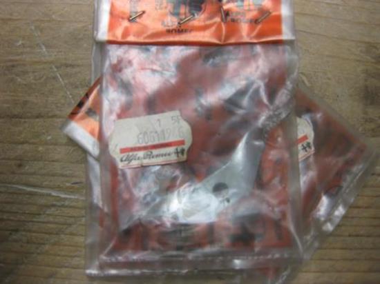 60611946 Beugeltje rechts afdekkap spiegel Alfa Romeo GTV Spider 916