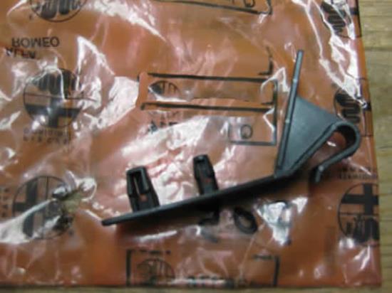 128177 Clip houder hoedenplank links