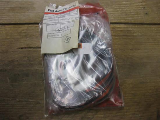 60569505 Rubber bumper voor en achterzijde. Alfa Romeo 164