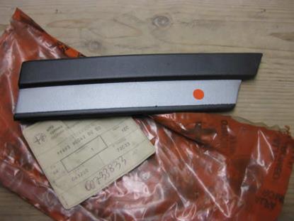 60733833 Sierlijst spatbord rechterzijde