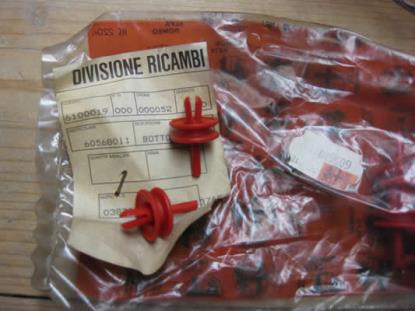 60568011 Knop bevestiging bekleding kofferbak Alfa Romeo 164