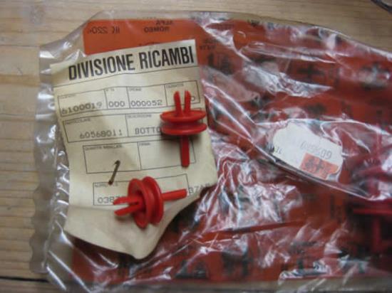 60568011 Knop bevestiging bekleding kofferbak Alfa Romeo 164