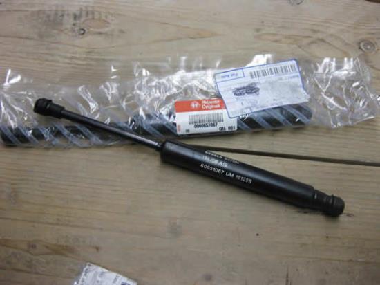60651067 Gasveer kofferklep Alfa Romeo 156